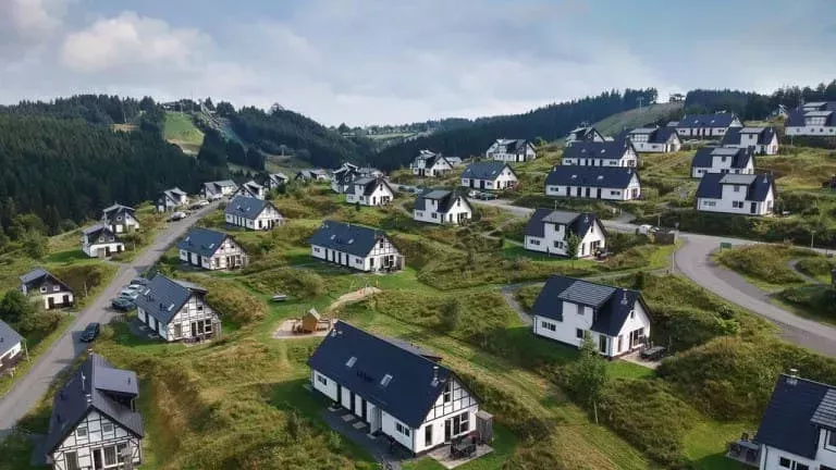 rijen met huizen op grasvel