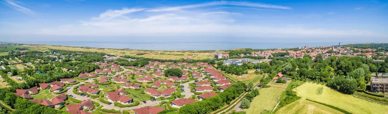 luchtfoto van vakantiepark hof domburg