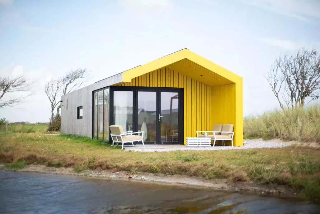 kleurrijke huis met gele muur