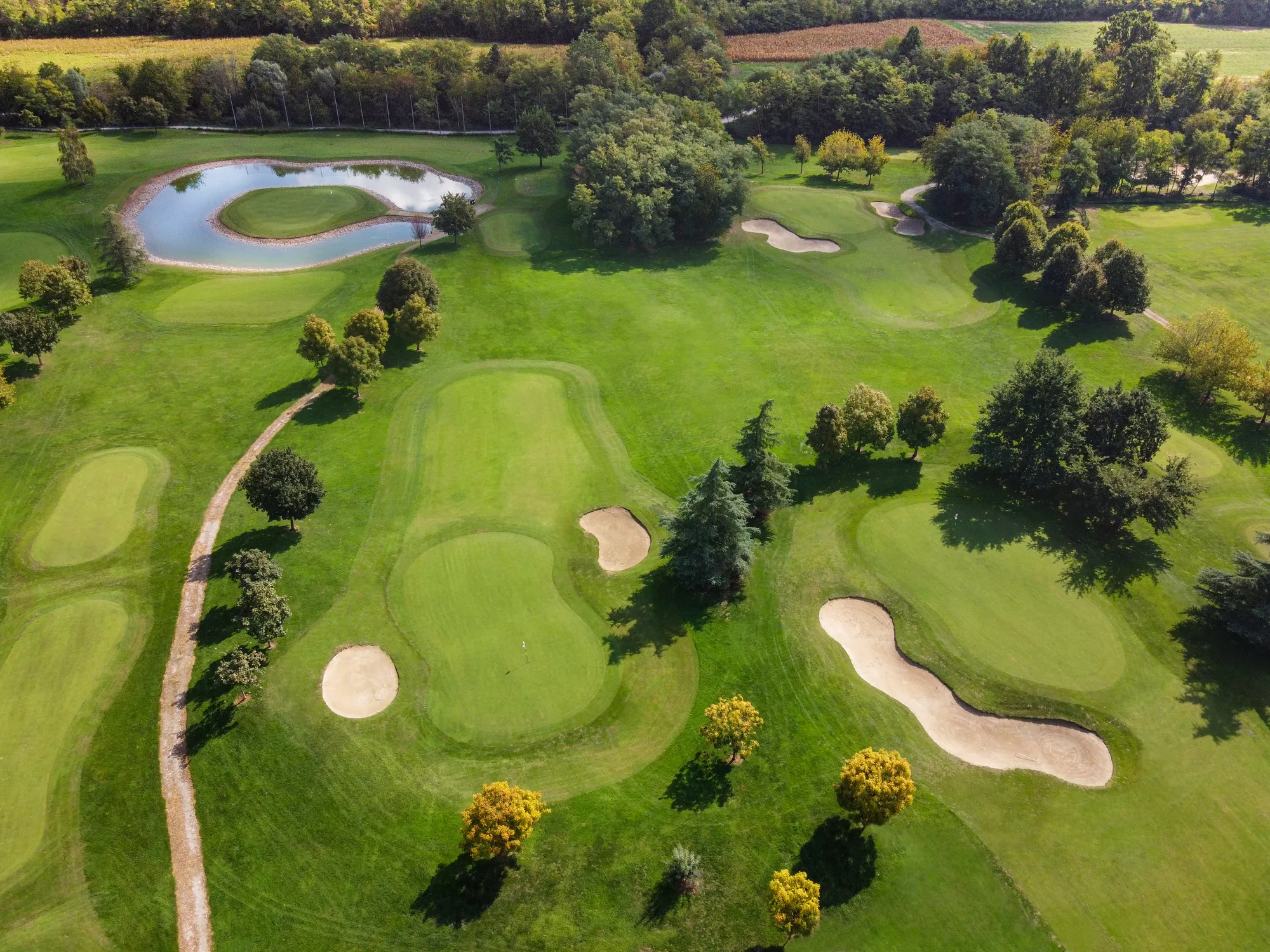 golfbaan vanuit de lucht gefotografeerd