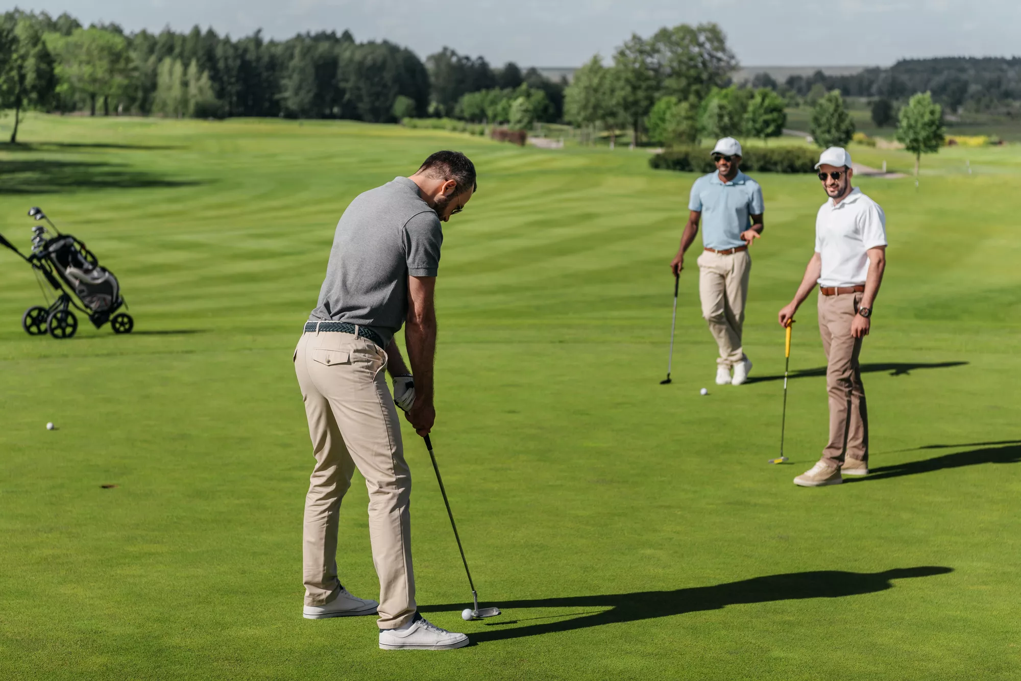golfers spelen een potje golf op de green